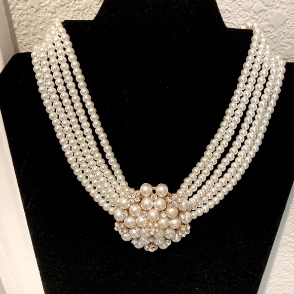 Jewelry - STATEMENT Necklace. Faux PEARLS with PENDANT. BEAUTIFUL STUNNING